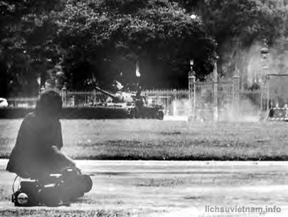 Nhà báo nước ngoài này không chụp ảnh - Ảnh: Françoise Demulder